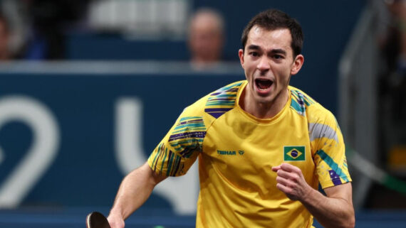 De virada, Hugo Calderano derrota nº 2 do mundo, faz história e disputa final da Copa do Mundo de Tênis de Mesa