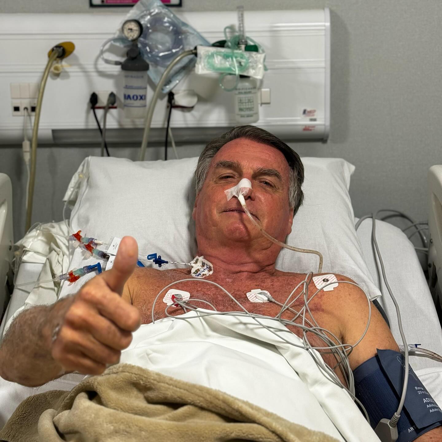 Bolsonaro posta foto internado no hospital: “consequência após o atentado sofrido em 2018”
